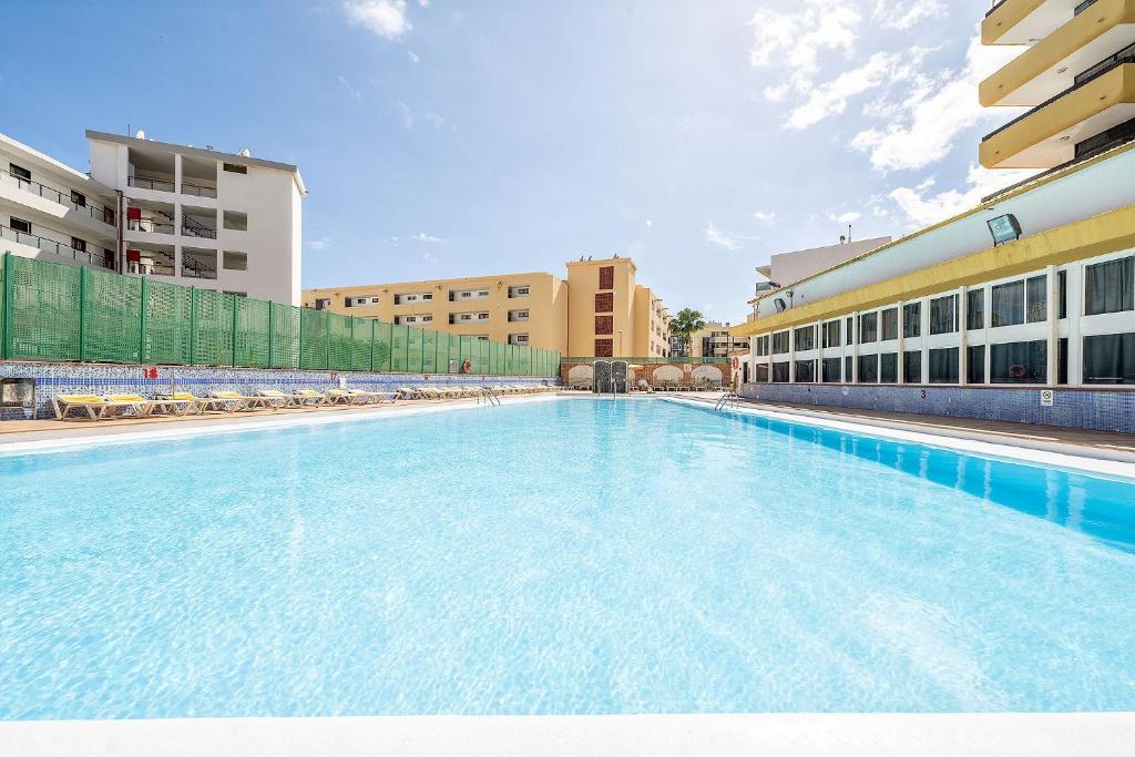 una gran piscina al lado de un edificio en Twilight Dreams Playa Del Ingles FKK friendly, en Maspalomas