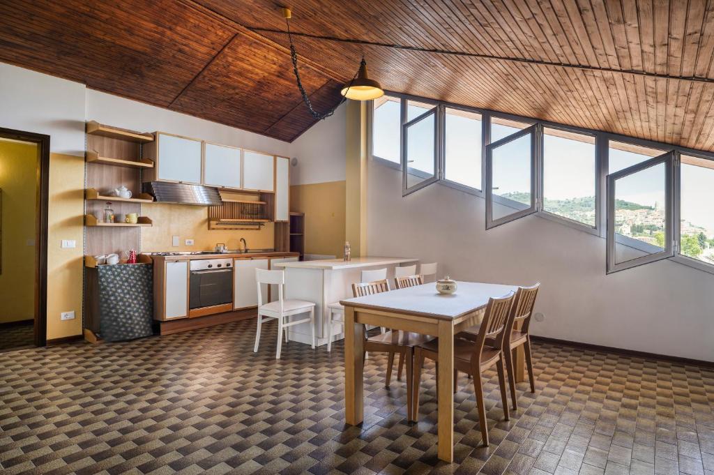 a kitchen and dining room with a table and chairs at Alloggio vista mare in San Bartolomeo al Mare