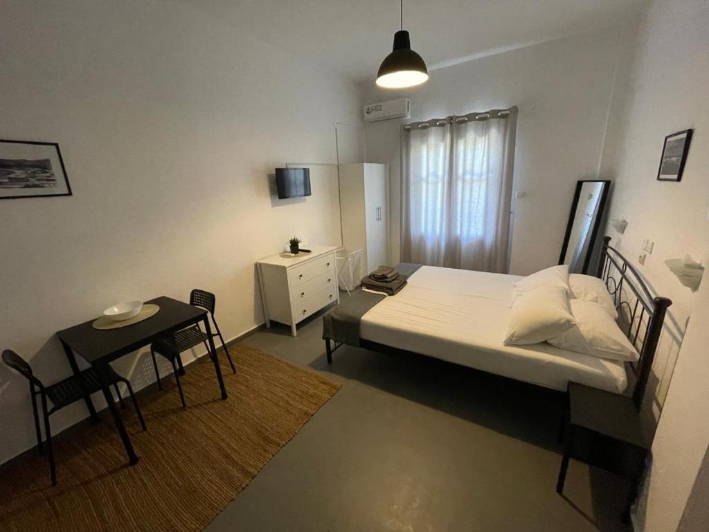 Postel nebo postele na pokoji v ubytování Spanos Studios - Panteli