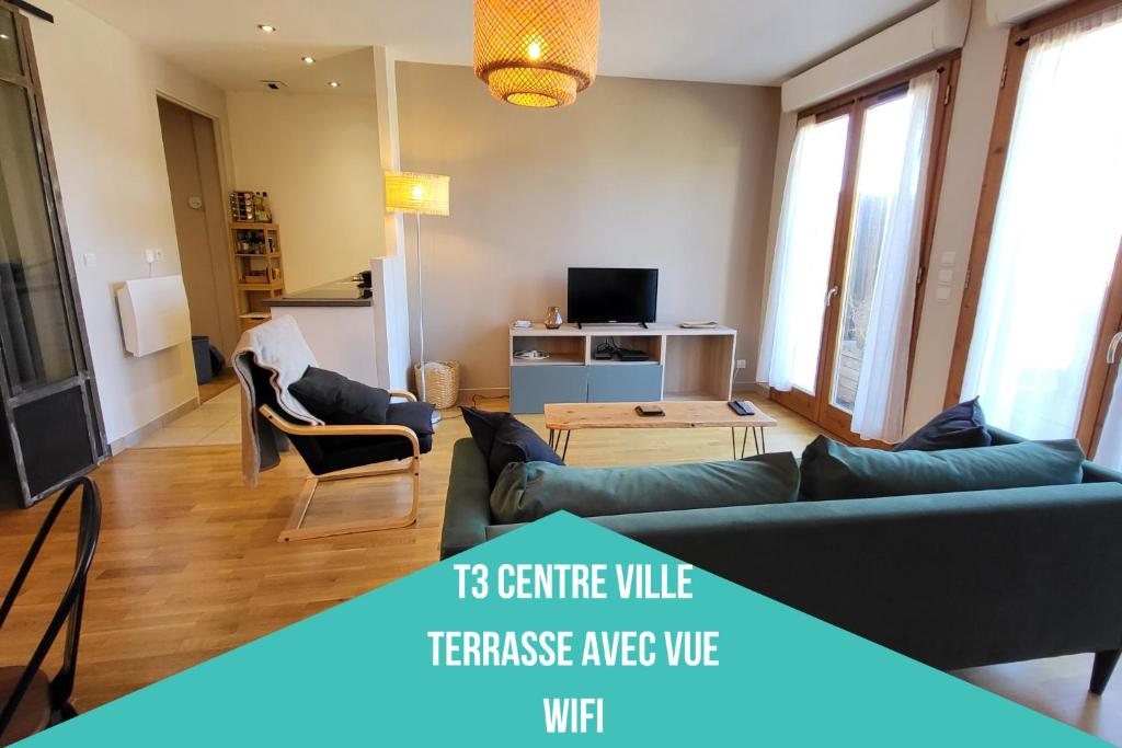 un salon avec un canapé et une table dans l'établissement Appartement plein centre avec terrasse, à Font-Romeu