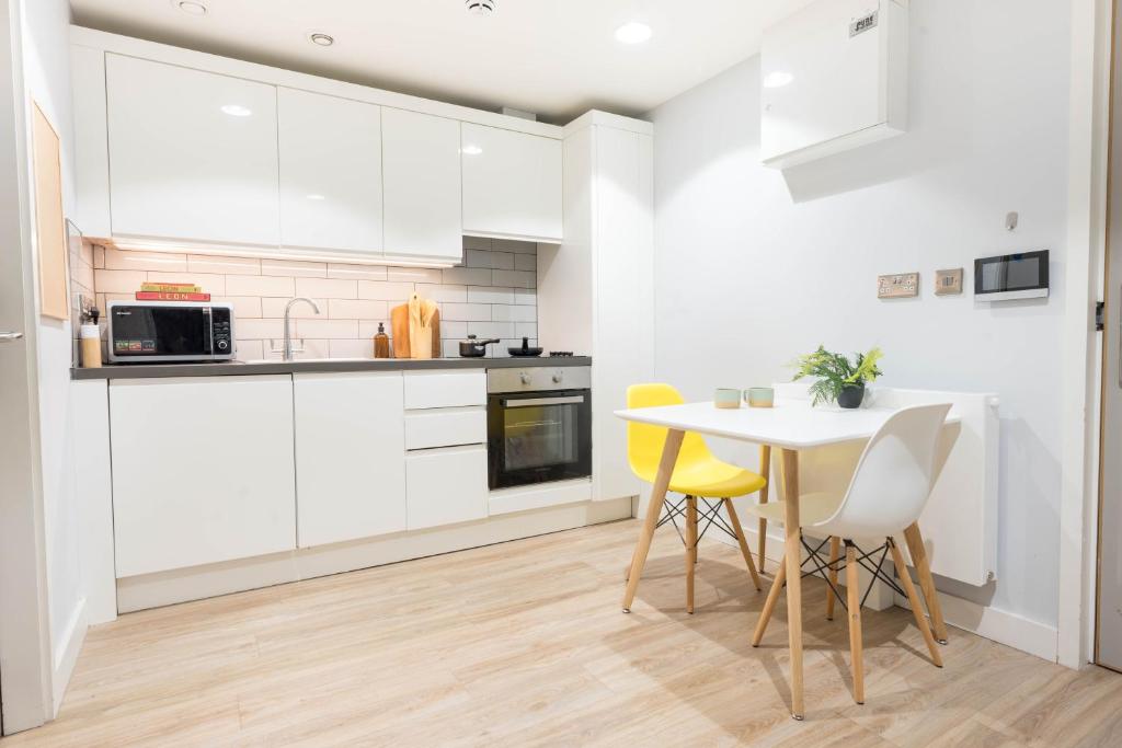 Kuchyň nebo kuchyňský kout v ubytování City HideAway