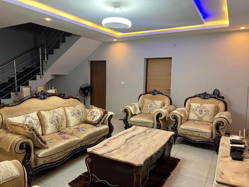 Posezení v ubytování Luxury, Fully Serviced , 3BR Apt in Secure Estate, Lekki