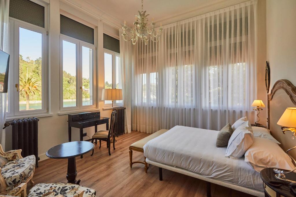 Postel nebo postele na pokoji v ubytování Silken Gran Hotel del Sella