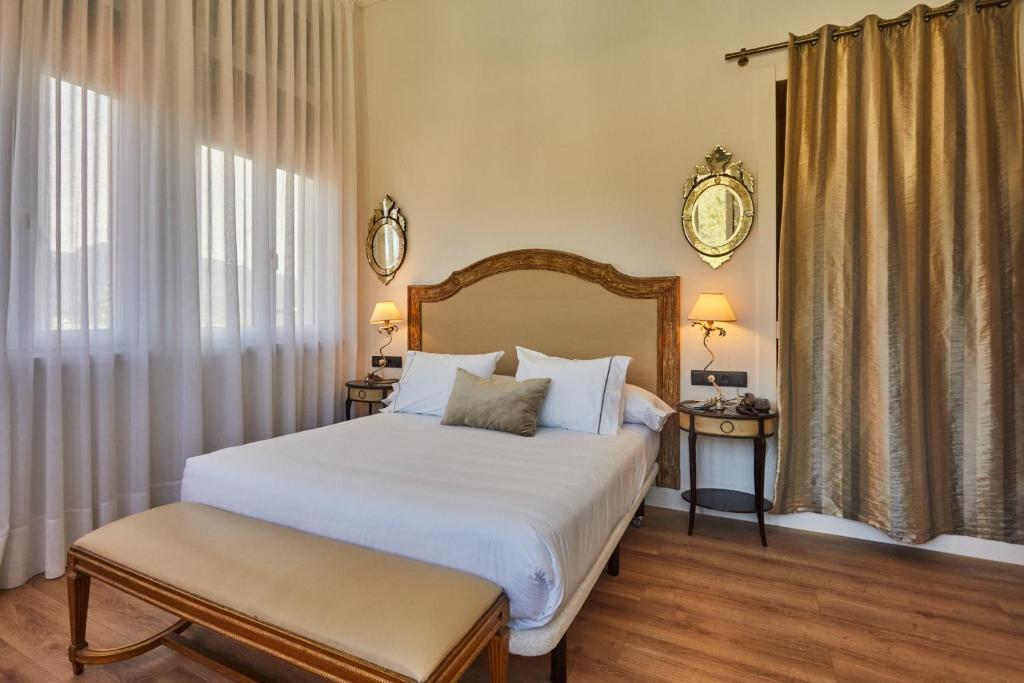 Postel nebo postele na pokoji v ubytování Silken Gran Hotel del Sella
