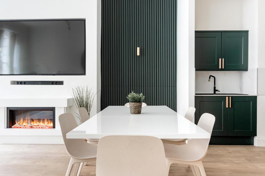Majestic Luxury Apartment in Maryleboneにあるキッチンまたは簡易キッチン