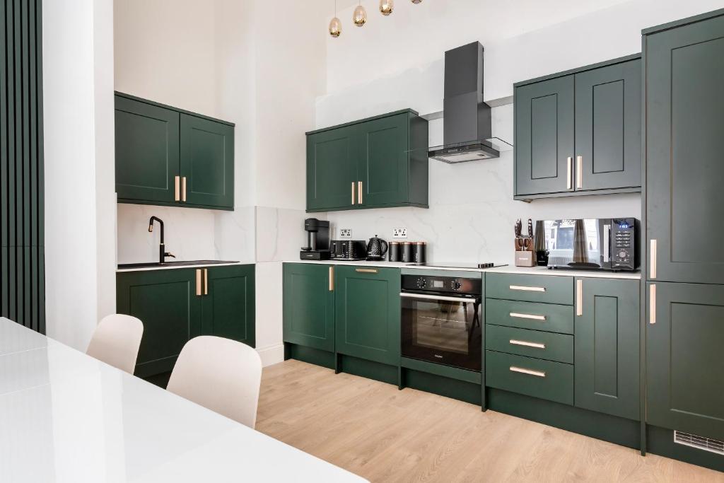 Majestic Luxury Apartment in Maryleboneにあるキッチンまたは簡易キッチン