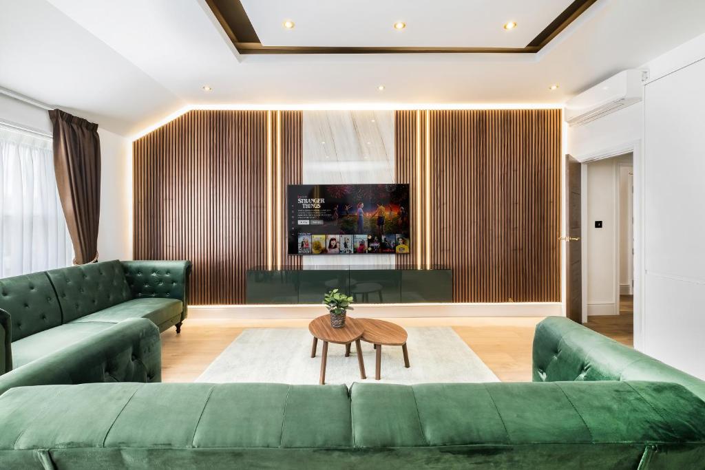 ロンドンにあるMajestic Luxury Apartment in Maryleboneのリビングルーム(緑のソファ、テーブル付)