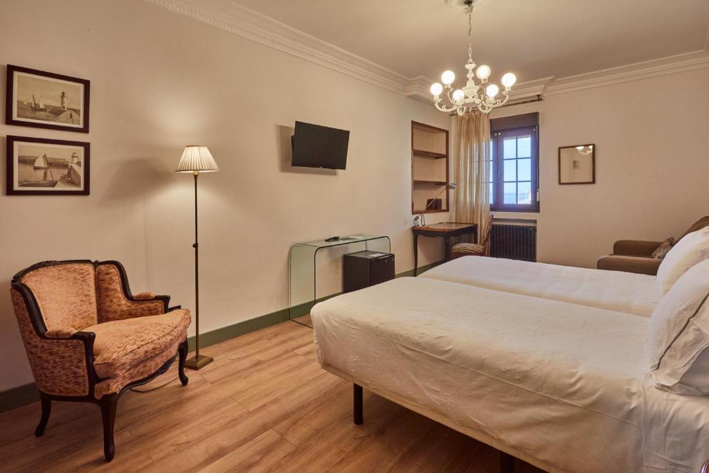 Postel nebo postele na pokoji v ubytování Silken Gran Hotel del Sella