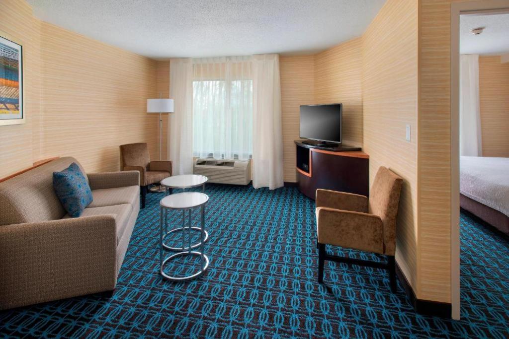 TV a/nebo společenská místnost v ubytování Fairfield Inn & Suites by Marriott Verona