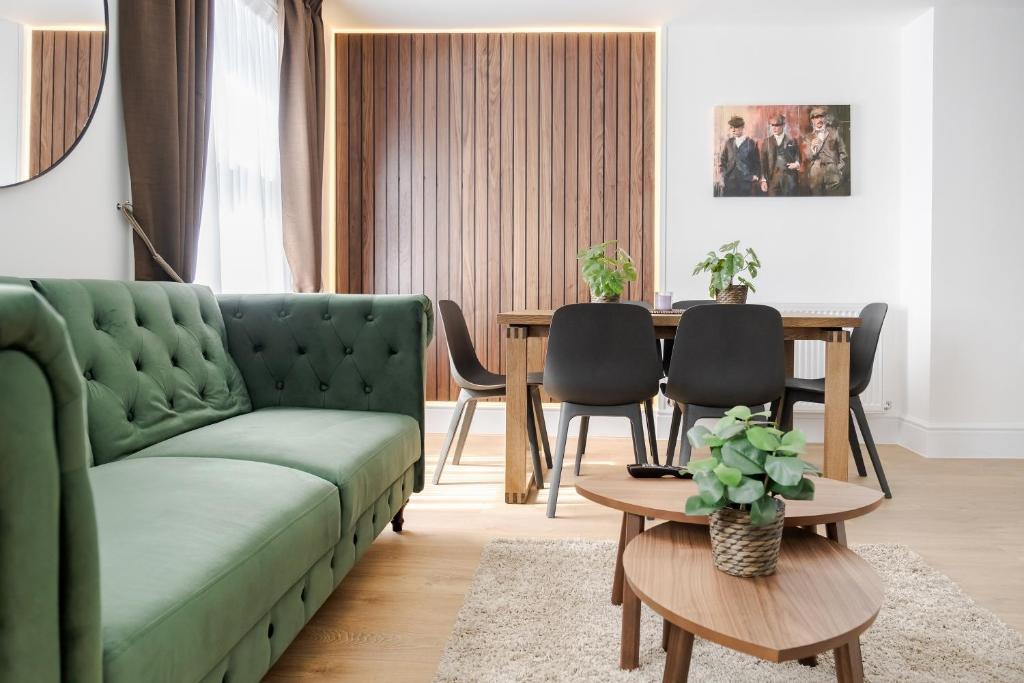 ロンドンにあるMajestic Luxury Apartment in Maryleboneのリビングルーム(緑のソファ、テーブル付)