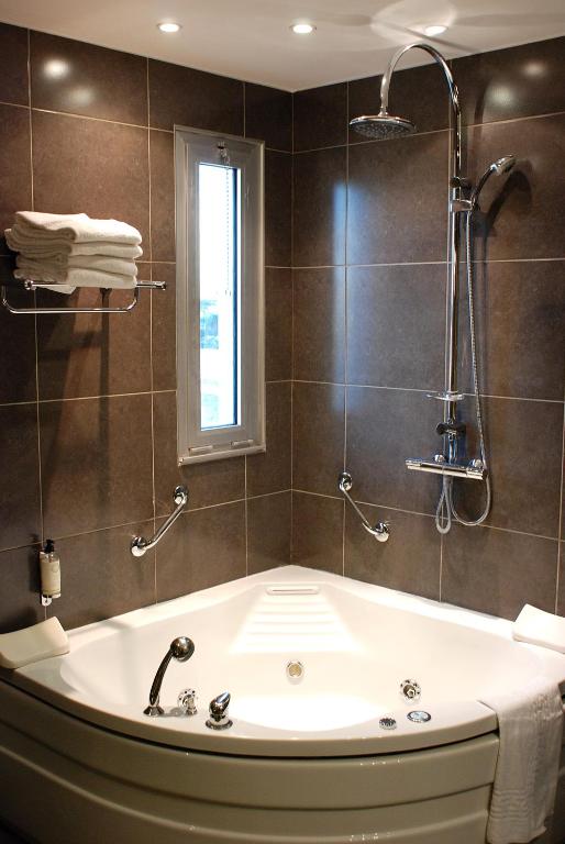 Uma casa de banho em Logis NIMOTEL Hôtel Cosy