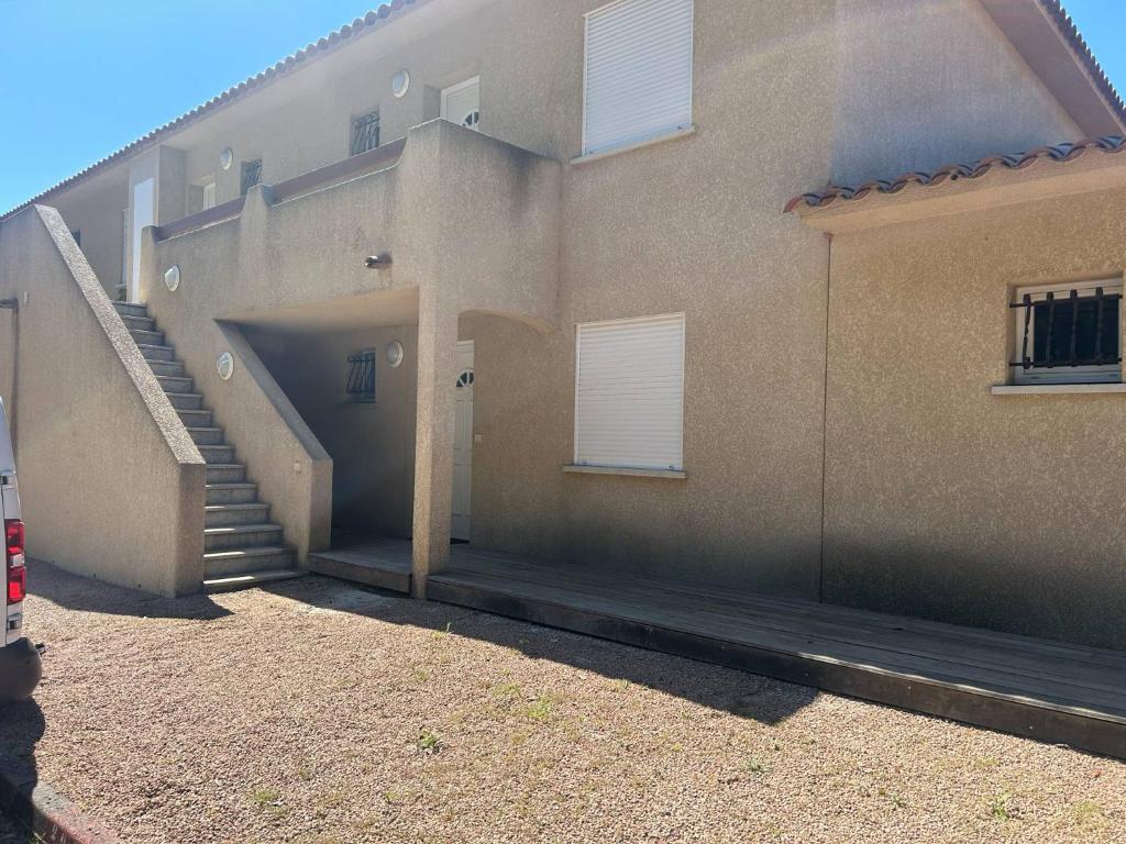 un bâtiment avec un escalier et une cage d'escalier dans l'établissement Mini Villa - Corse du Sud, à Lecci