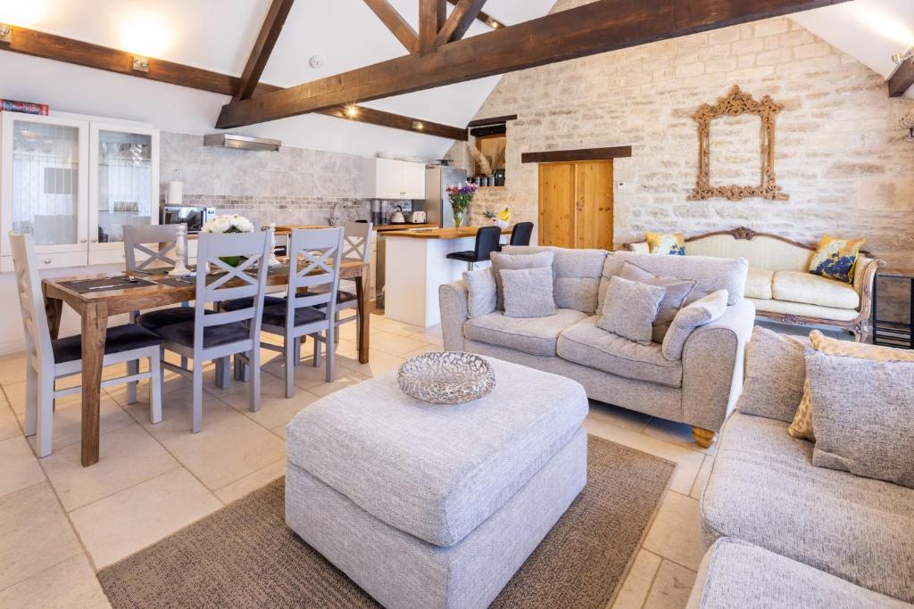 Il comprend un salon avec une salle à manger et une cuisine. dans l'établissement The Dovecote 3-Bed Cottage Rowden Manor, à Chippenham