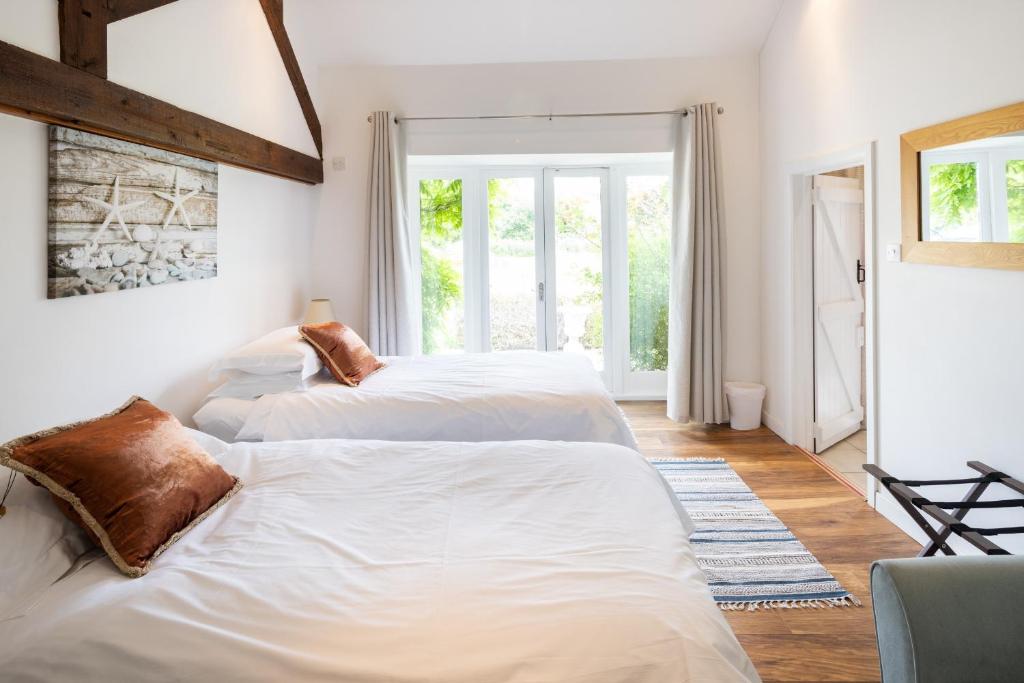 Katil atau katil-katil dalam bilik di Deer Cottage at Rowden Manor - Sleeps 5 & Parking
