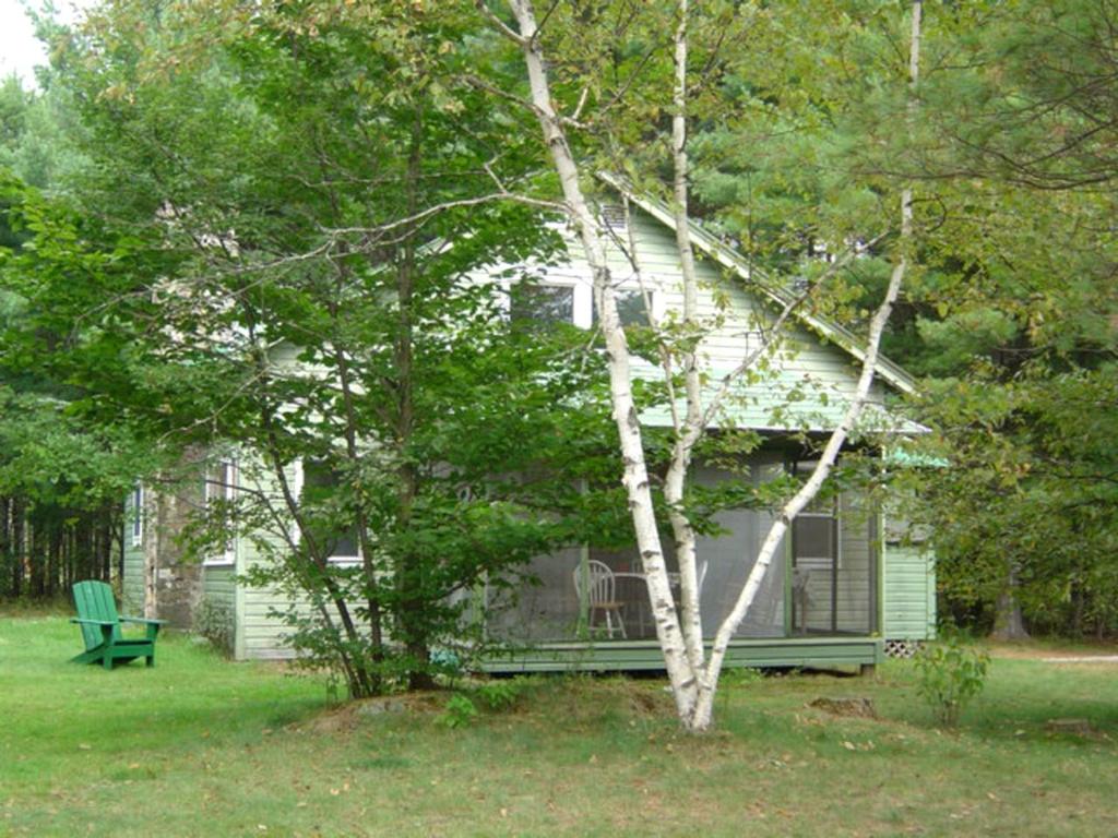 Zahrada ubytování Seven-Person Cabin Rental with Stone Fireplace Overlooking Lake Paradox in Adirondacks