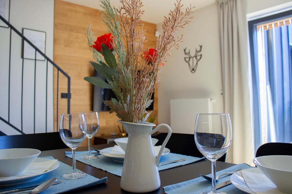 Fotografie z fotogalerie ubytování ENJOYHARRACHOV - Atraktivní slunný klimatizovaný apartmán 14 v centru Harrachova se saunou, parkováním, Wifi-WLAN, SAT, herní konzolí, PC s win 10, Netflix zdarma a možností dobíjení auta s jedinečným výhledem na Čertovu horu se skokanskými můstky v destinaci Harrachov