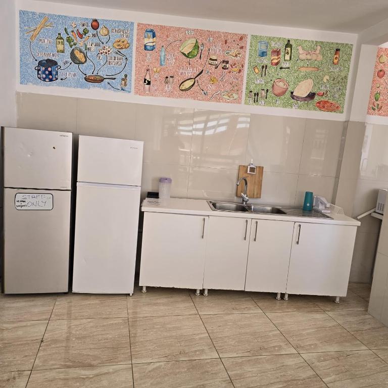 Kuchyň nebo kuchyňský kout v ubytování Saranda Poseidonas Hostel