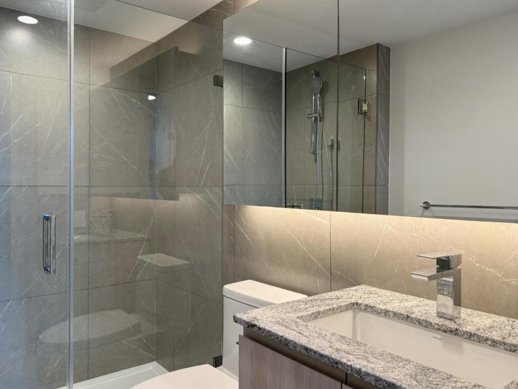 Koupelna v ubytování Downtown Center Silverstone Tower I and II Long-Term Booking Only Your second home in Vancouver