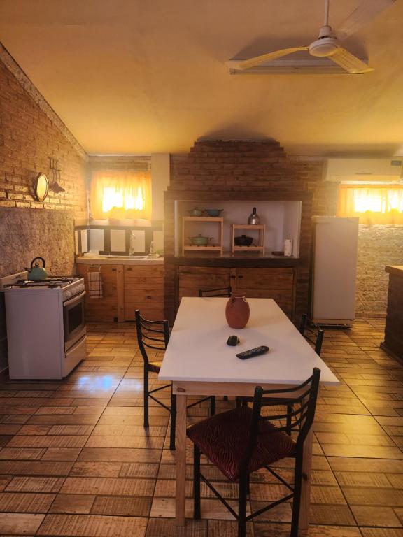 Una cocina con mesa y sillas y un refrigerador. en Tu Loft centrico, en San Rafael
