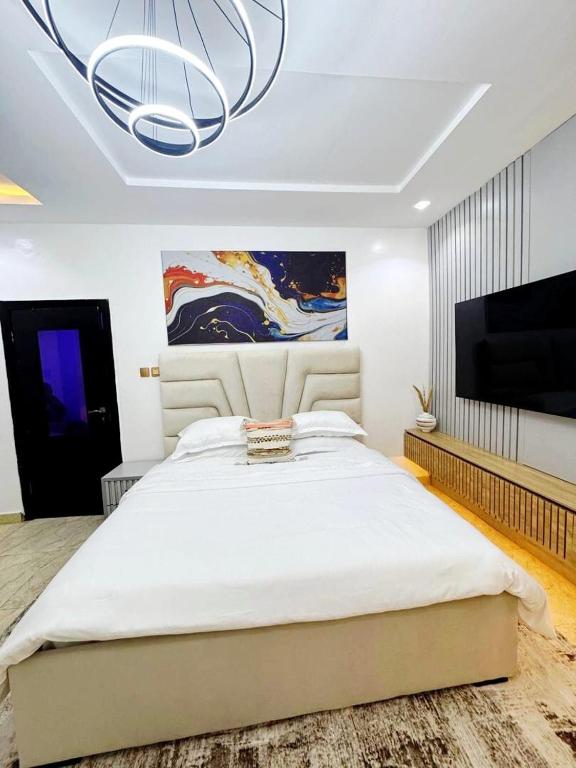 Postel nebo postele na pokoji v ubytování GoldenHills home