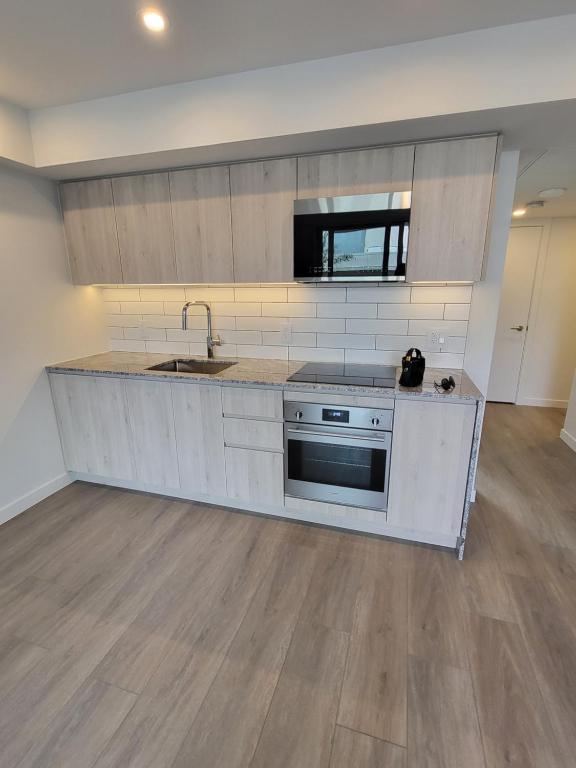 Kuchyň nebo kuchyňský kout v ubytování Downtown Center Silverstone Tower I and II Long-Term Booking Only Your second home in Vancouver
