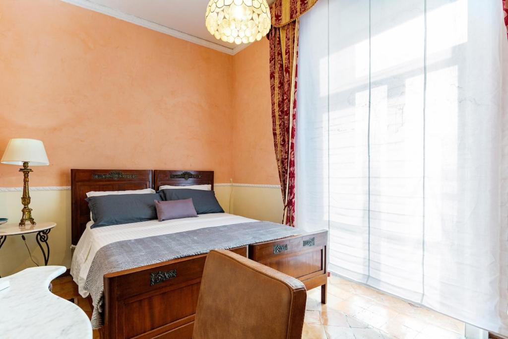 une chambre avec un lit et une grande fenêtre dans l'établissement Al Fontanino rent house in amalfi coast, à Albori
