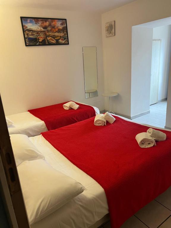 Postel nebo postele na pokoji v ubytování Hôtel Restaurant le Bellevue