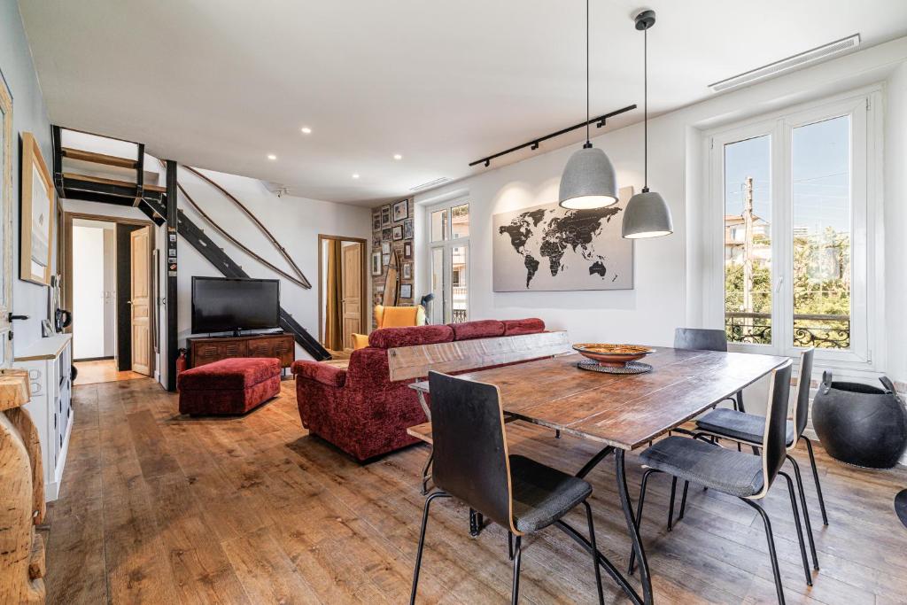 un salon avec une table et un canapé dans l'établissement Appartement Maison Cannes, à Cannes