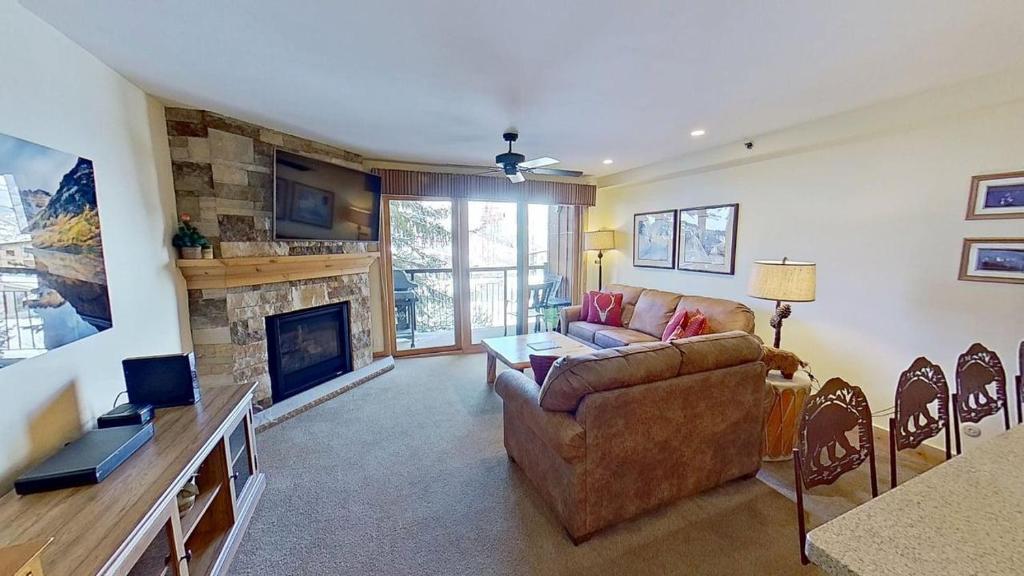 een woonkamer met een bank en een open haard bij Crestwood 2215 Deluxe 1 Bedroom in Snowmass Village