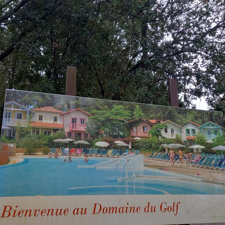 une photo d'une piscine avec des gens qui y vivent dans l'établissement T2 32m2 terrasse 8m2 PISCINE LACANAU OCEAN LAC GOLF MULTISPORT, à Lacanau-Océan