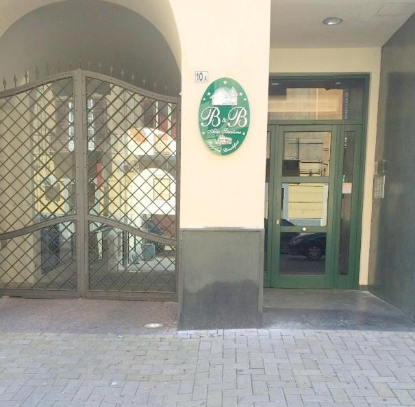 パレルモにあるB&B Alla Stazioneの緑の扉と看板が施された建物