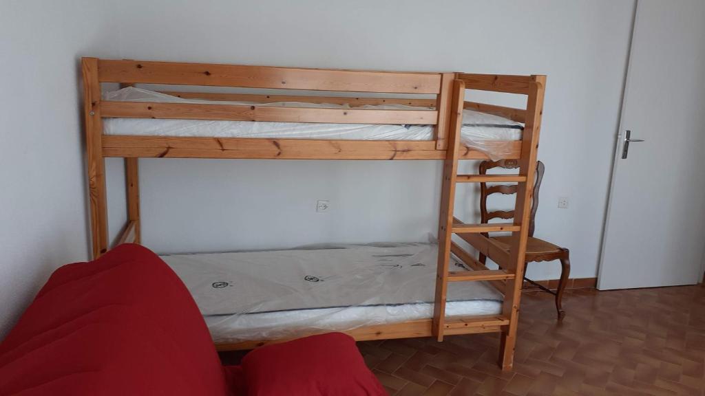 - 2 lits superposés dans un dortoir avec une échelle dans l'établissement Studio a la campagne, à Châteauneuf-du-Pape