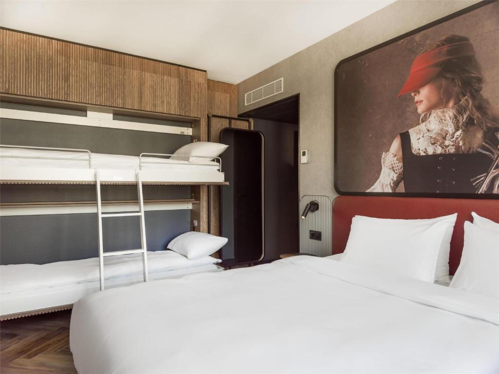 Postel nebo postele na pokoji v ubytování Radisson RED Oslo City Centre