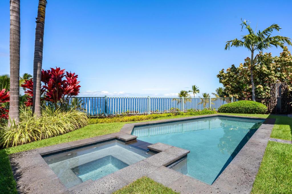 Bazén v ubytování Big Island Holua Kai 100 by Coldwell Banker Island Vacations nebo v jeho okolí