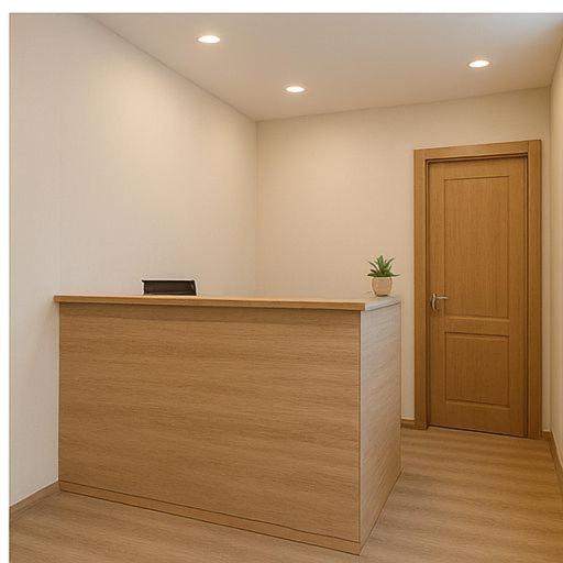 een bureau met een laptop erop bij Hostel Harmony in Zhezdi