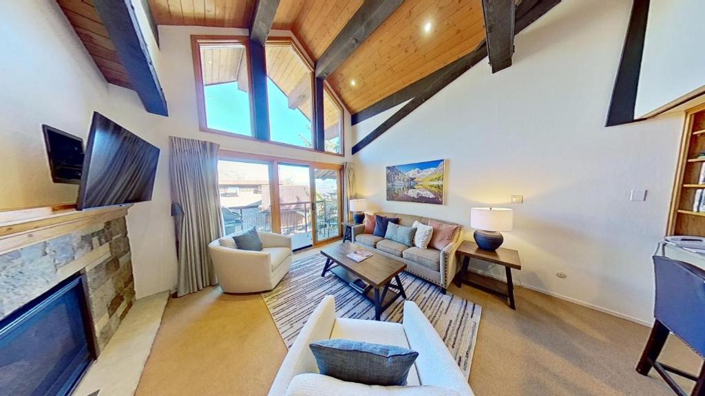 een woonkamer gevuld met meubels en een open haard bij Crestwood 2313 Deluxe 1 Bedroom Plus Loft in Snowmass Village