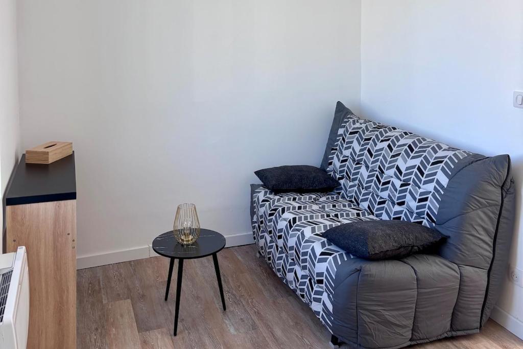 un salon avec un canapé et une table dans l'établissement Studio Greenway, à Amiens