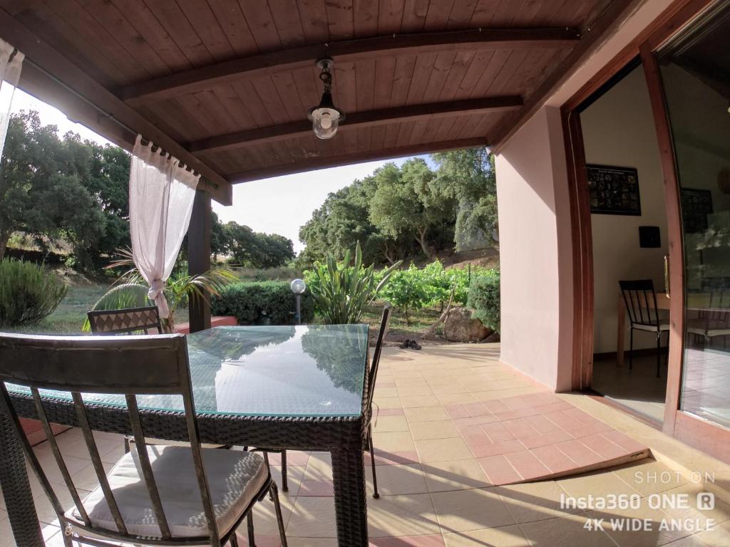 Balkon lub taras w obiekcie Laurus Jacuzzi villa Alghero Valverde 122