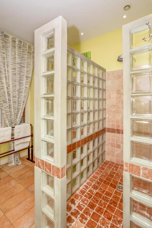 Palanda nebo palandy na pokoji v ubytování Domaine du Pegulier