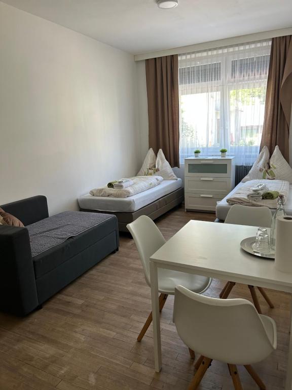 Postel nebo postele na pokoji v ubytování Urban Stay Kremsmünster Studio