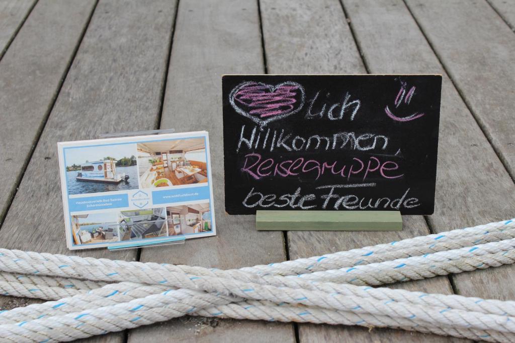 Fotografie z fotogalerie ubytování WOHLFÜHLBOOT Hausboot - Festlieger im Hafen Bad Saarow - WC an Bord, Dusche an Land v destinaci Bad Saarow