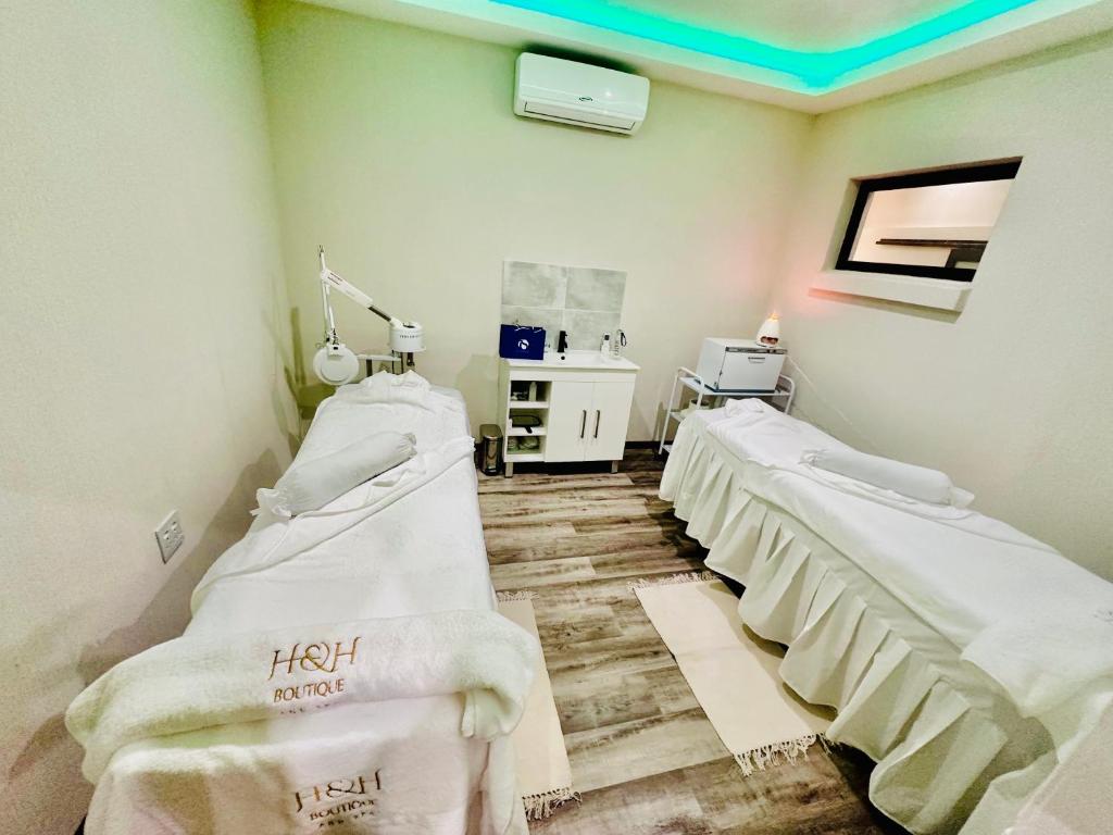Katil atau katil-katil dalam bilik di H & H Boutique & SPA
