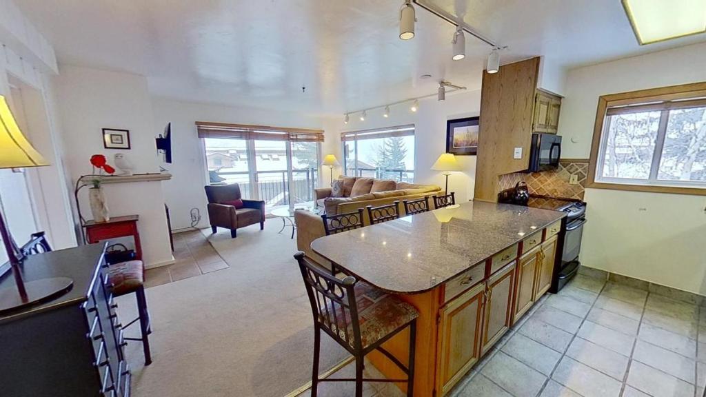 Dapur atau dapur kecil di Crestwood 3203 Standard 2 Bedroom