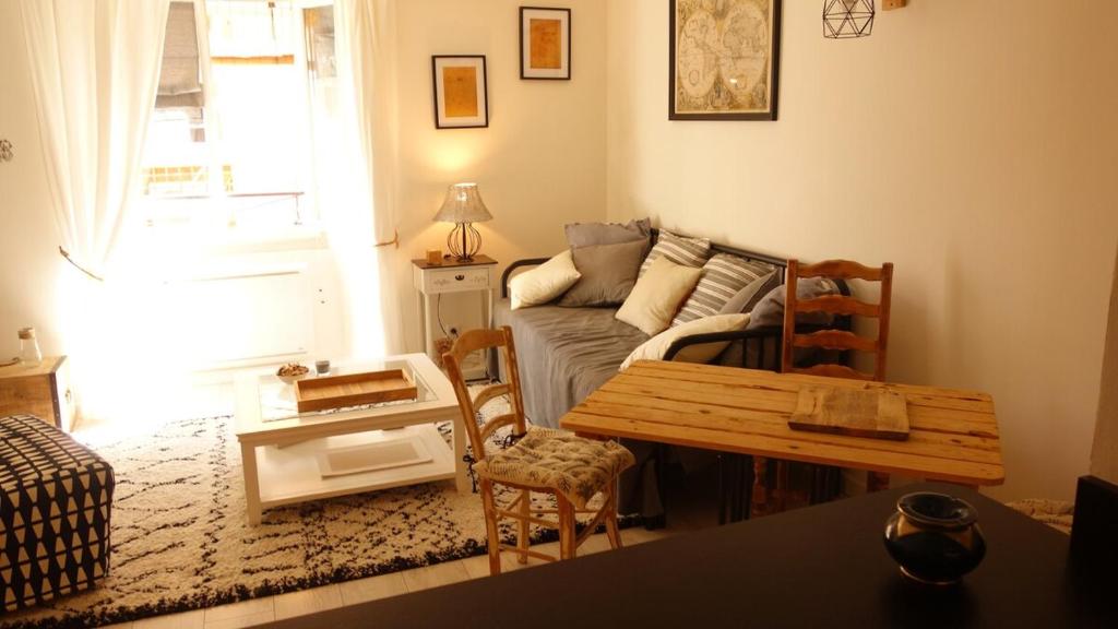 un salon avec un canapé et une table dans l'établissement Suite Ananda, Citadelle de Bastia, à Bastia