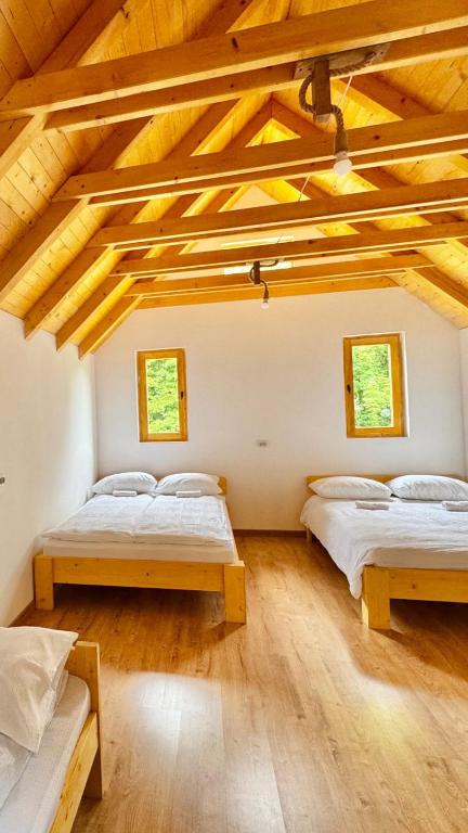 Postel nebo postele na pokoji v ubytování Rafting Kamp Mačak