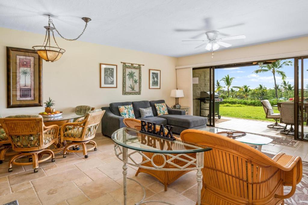 Posezení v ubytování Big Island Keauhou Punahele A103 by Coldwell Banker Island Vacations