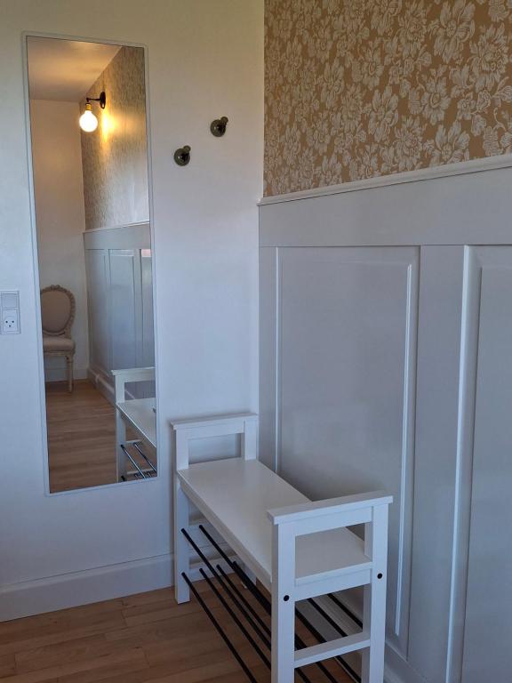 spogliatoio con panca e specchio di Vrensted Hostel B&B a Løkken