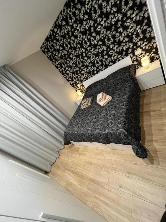 an overhead view of a bedroom with a black bed at A due passi dal mare in Barletta