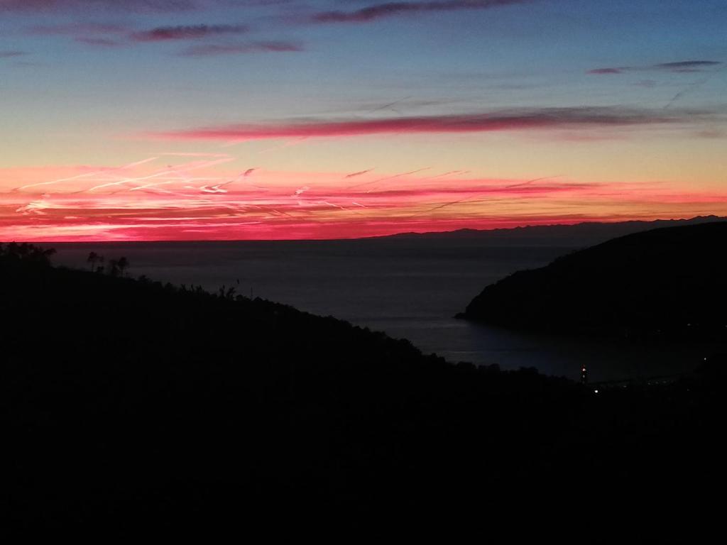 un tramonto su un corpo d'acqua di Agriturismo Orto dei Rolli a Moneglia
