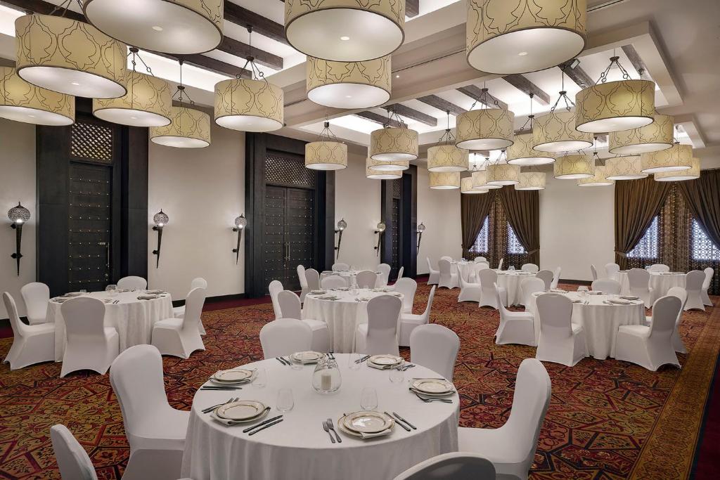 Restaurace v ubytování Aldhafra Resort, Vignette Collection by IHG